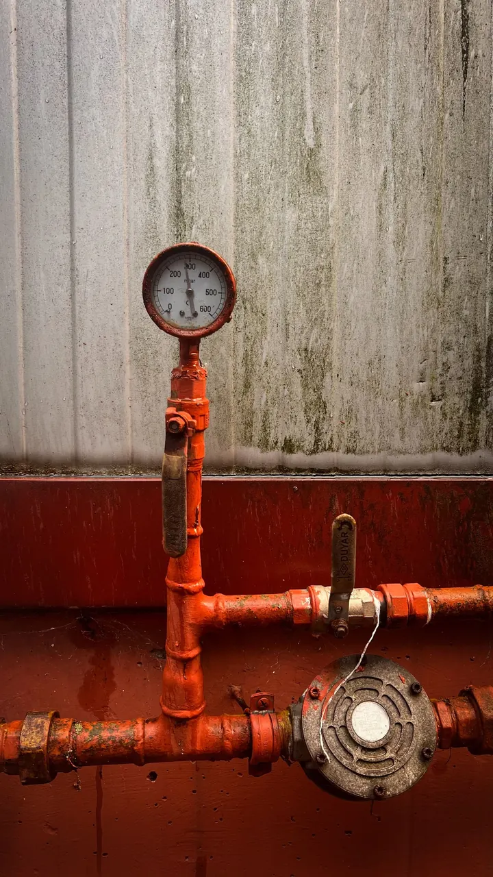 Pressure gauge fitted to pipework